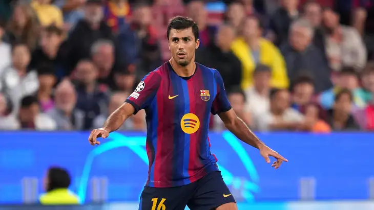يمزقون شعرهم لضياع الصفقة ..  رودري شوكة في ظهر ريال مدريد
