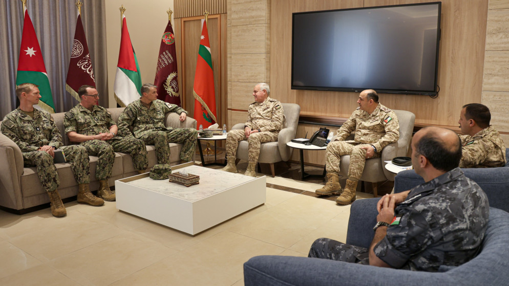 اللواء الحنيطي يستقبل قائد القوات البحرية في القيادة المركزية الأمريكية