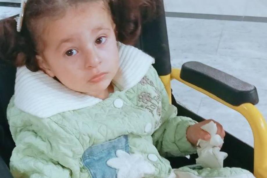 أمّ عاجزة أمام جراح صغيرتيها… الحرب تسلب طفولتهما وتثقل قلبها  