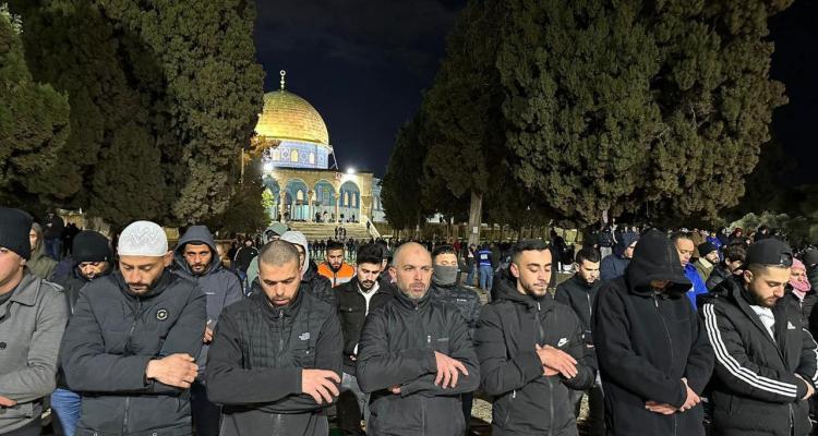 رغم تضييق الاحتلال عشرات الآلاف يؤدون صلاتي العشاء والتراويح في الأقصى  