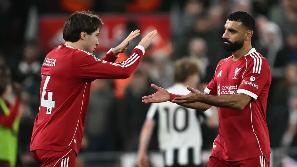 هبوط فريقه مفتاح الصفقة ..  لاعب ليفربول السابق يرشّح نجمًا إنجليزيًا لخلافة صلاح