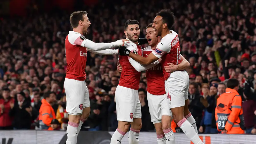 رسميا ..  نجم آرسنال السابق يعلق حذاءه