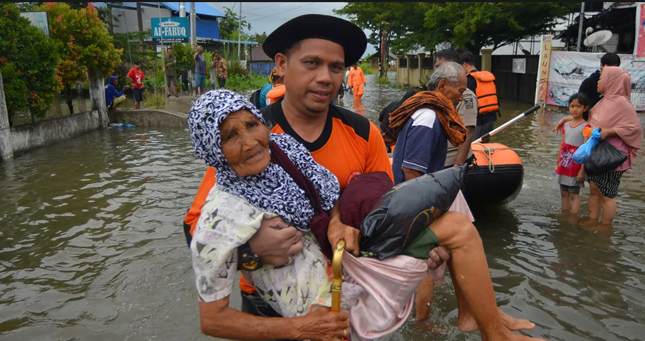 ارتفاع ضحايا الفيضانات في إندونيسيا إلى 442 قتيلاً بحسب وكالة الصحافة الفرنسية