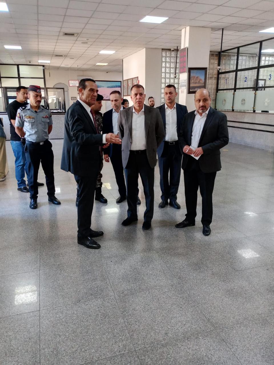 الفراية يتفقد مديرية الجنسية وشؤون الأجانب والاستثمار
