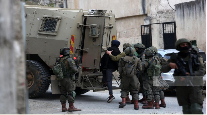 الاحتلال يعتقل 15 مواطنا من الضفة بينهم سيدة