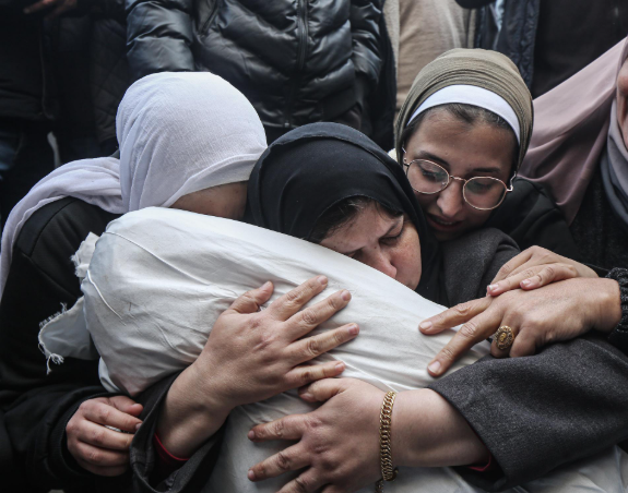 في يوم الطفل الفلسطيني: 19 ألف شهيد طالب ..  طفولة مسلوبة وإرادة تعليم لا تُكسر