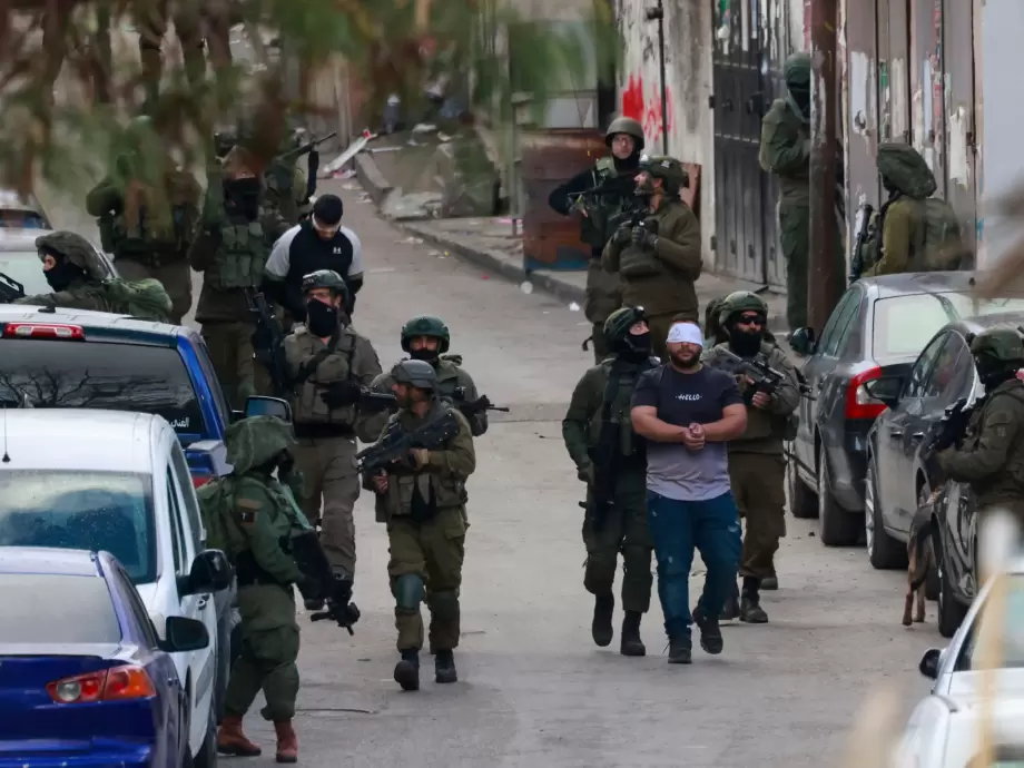 الاحتلال ينفذ حملة مداهمات واعتقالات في الضفة والقدس 