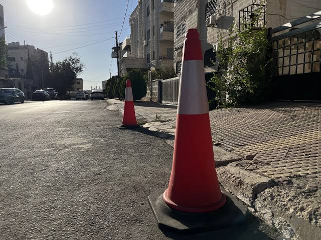 الشارع مِلك للجميع ..  كيف تتحول الأرصفة والمواقف إلى مساحات خاصة؟