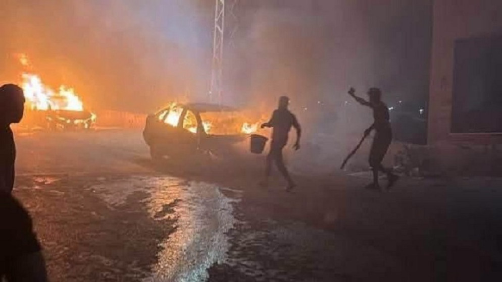 مستوطنون يحرقون مركبات ويهاجمون منازل فلسطينيين جنوبي نابلس