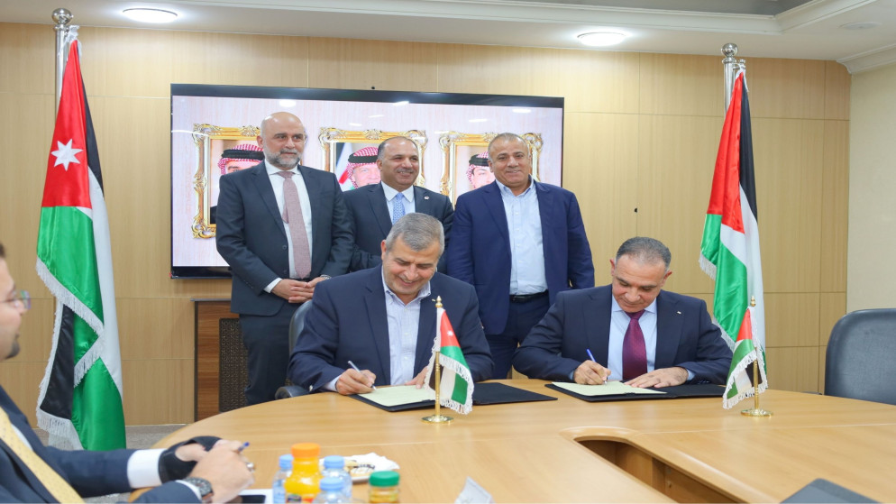الأردن وفلسطين يوقعان مذكرة تفاهم لتعزيز مشاريع الربط الكهربائي