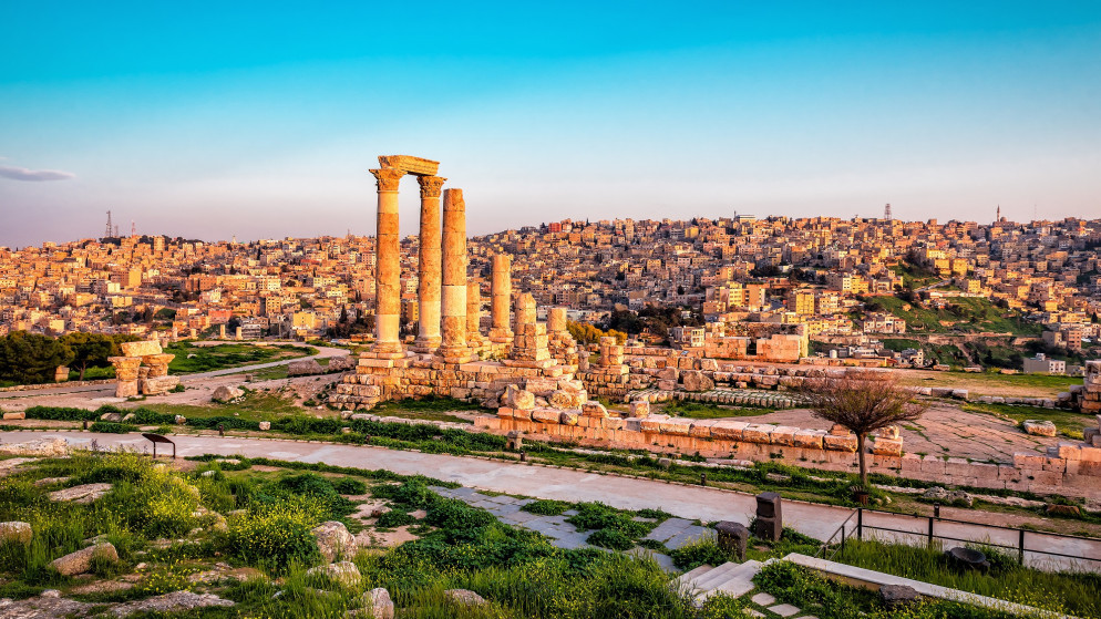 طقس صيفي معتدل الحرارة في أغلب المناطق الاثنين