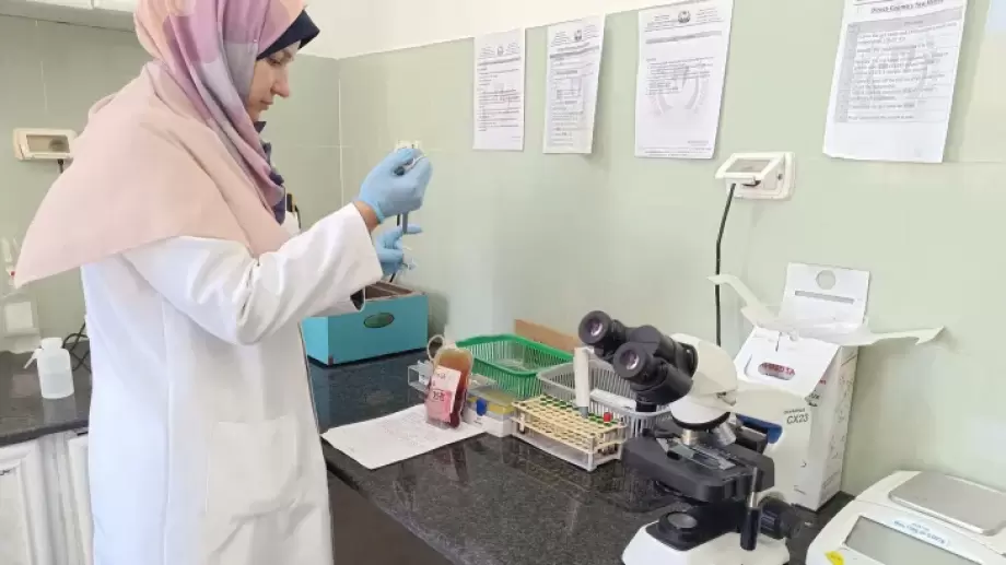حصار المنظومة الطبية ينذر بانهيار مختبرات غزة ويهدد حياة آلاف المرضى