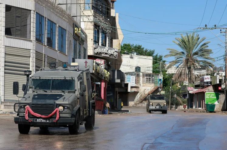 الاحتلال يواصل حصار رام الله ويقصف بالمروحيات بلدات بنابلس