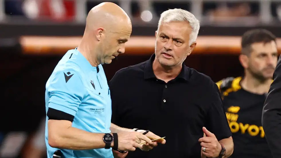 الحرب تبدأ مبكرًا ..  حكم سابق يفضح خطة مورينيو وريال مدريد قبل الكلاسيكو