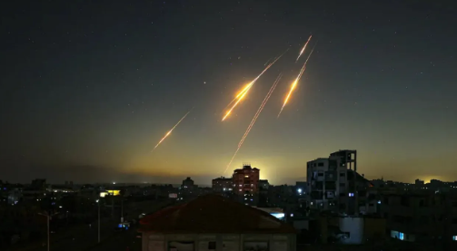 الاحتلال يحذّر الفلسطينيين من إظهار الفرح بالقصف الإيراني