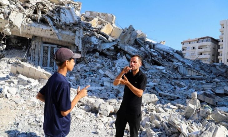 لوموند: هكذا خلقت الحرب في غزة جيلاً جديداً من الصم