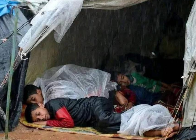 أطفال الخيام ..  أمطار تغرقهم وبرد قارس يلسعهم