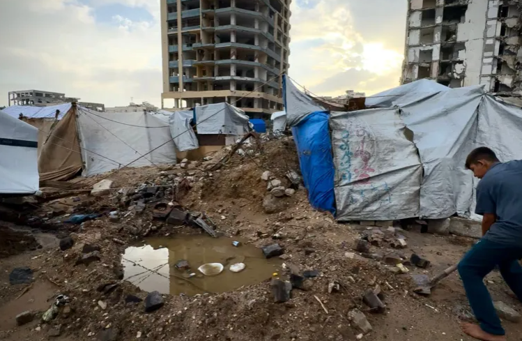 غارات إسرائيلية على القطاع والمنخفض الجوي يفاقم معاناة النازحين