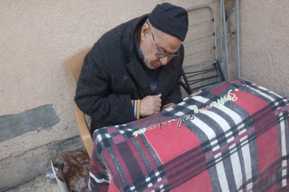 خطوة نحو الشِّفاء … مسنّ من غزَّة ينتظر رفح ليستعيد المشي 