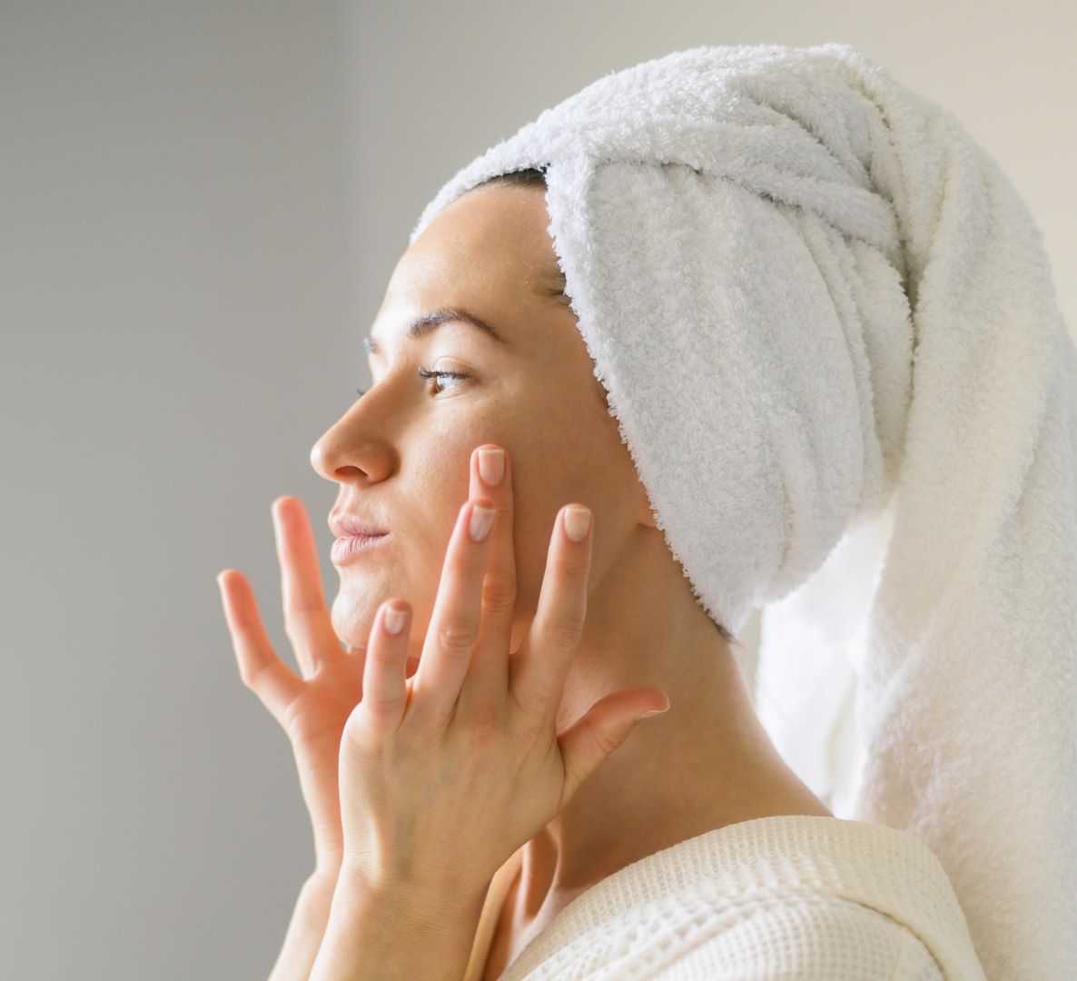 أفضل أوقات وضع ماسكات الوجه ..  ماسك الترطيب أولاً أو ماسك الفيتامين سي؟