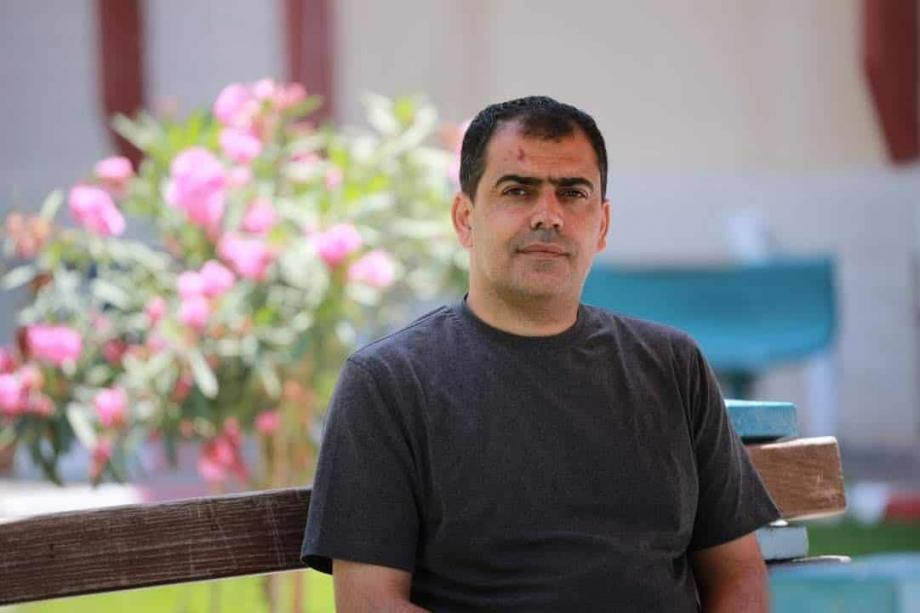 إصابة تُقعد الأكاديمي د. حسين سعد وتؤخر علاجه في غزة 