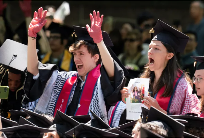 طلبة ينسحبون من حفل تخرجهم بجامعة ييل الأميركية دعما للفلسطينيين