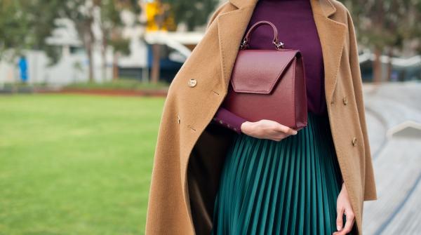 البرغندي يواصل الرواج في شتاء 2026  ..  إليكِ كيفية تنسيقه