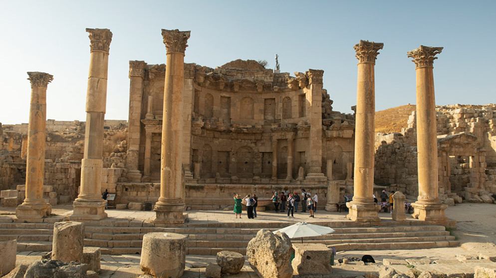 دراسة نظام تصريف وتزويد المياه عن طريق الأنابيب الفخارية بموقع أثري في جرش