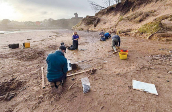 بصمات أقدام تعود لألفي عام