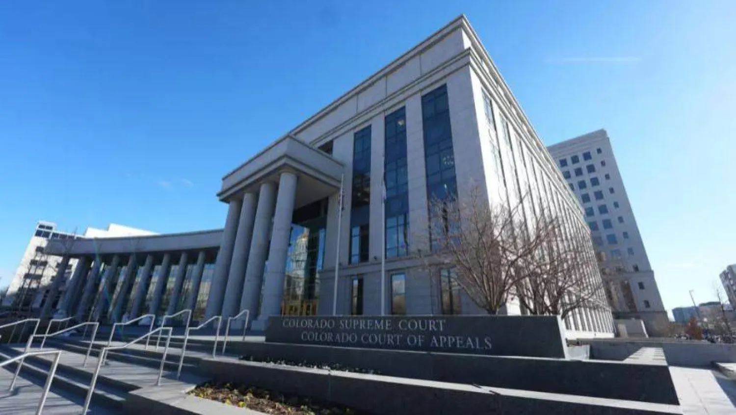 السلطات الأميركية تحتجز أسرة مصرية لعدة ساعات عقب الإفراج عنها