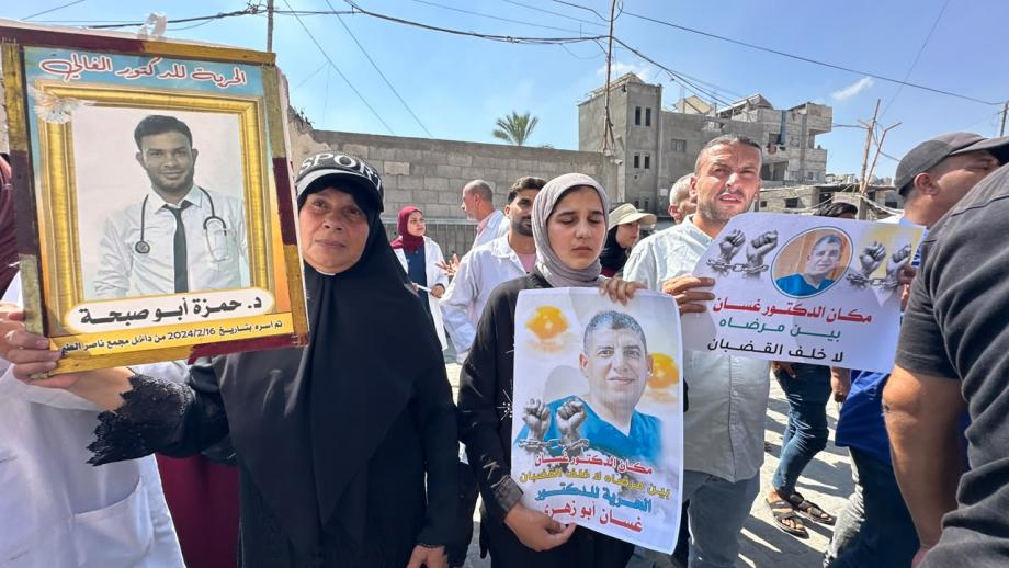 وقفات بغزة تطالب بالإفراج عن 82 من الكوادر الطبية المعتقلة لدى الاحتلال  