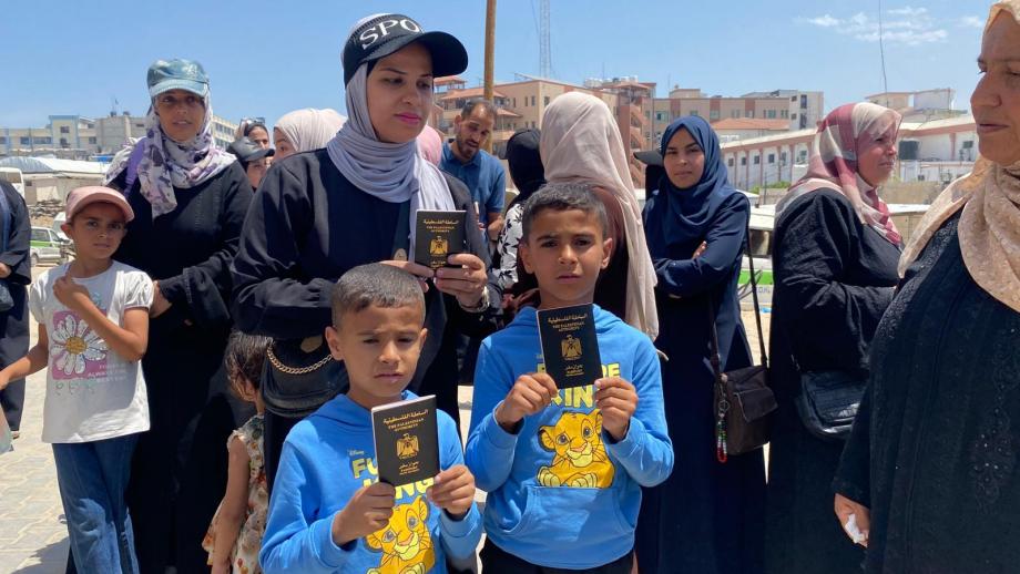 الزوجات العالقات ..  انتظار مرهق يؤرق الأمهات وأطفالهن 