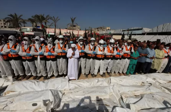 من الثلاجات إلى القبور ..  أمهات غزة يتعرفن على الندوب لا الوجوه 