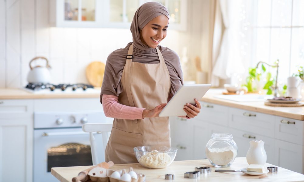 من المطبخ التقليدي إلى الوصفات الحديثة كيف غيّرت برامج الطبخ عادات الأسر