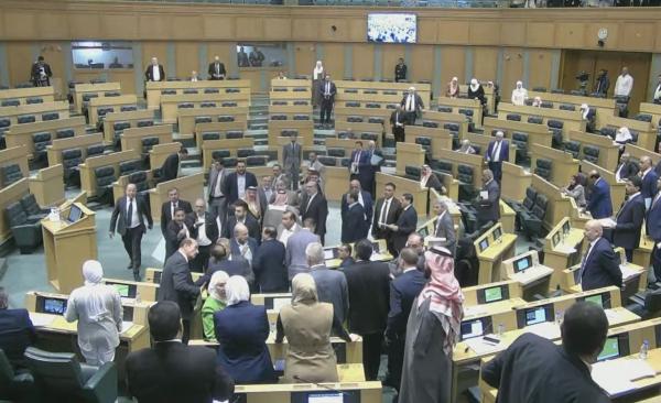 مشادات تحت القبة بعد ترشح القطاونة لعضوية اللجنة القانونية