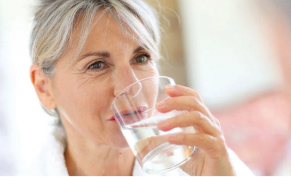 توقيت شرب الماء أهم من الكمية للحفاظ على صحة الكلى