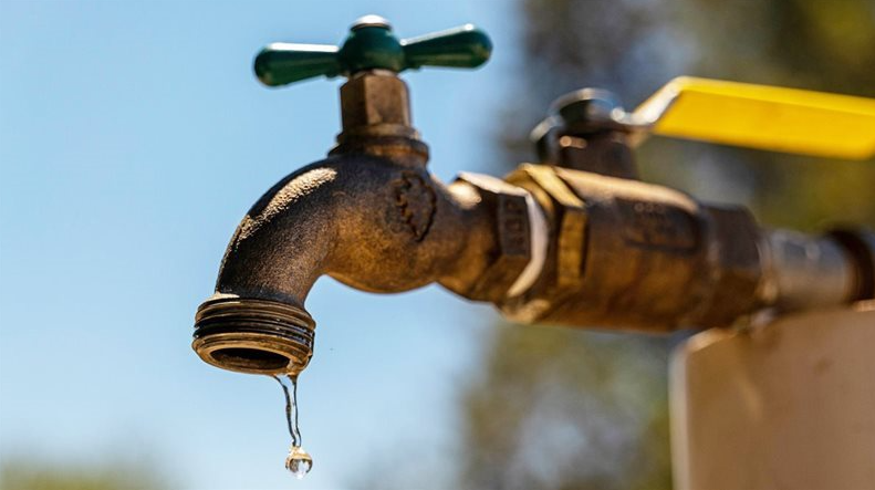 المسلماني: أزمة انقطاع المياه تُربك العمل وتنعكس على بيئة الاستثمار