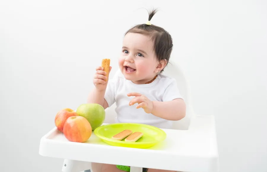 لماذا لا يفضل الانتظار لأيام بين تقديم صنف آخر من الطعام الخارجي للرضيع؟