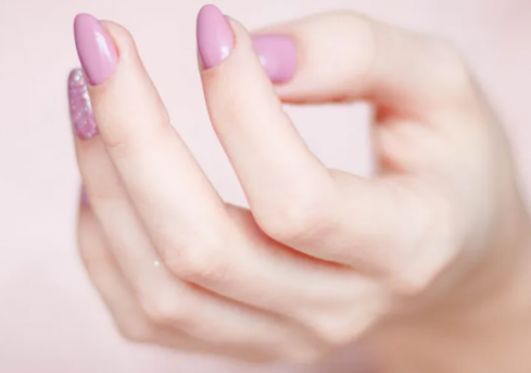 ألوان وتصميمات مناكير مثالية عند حضور حفلات الزفاف