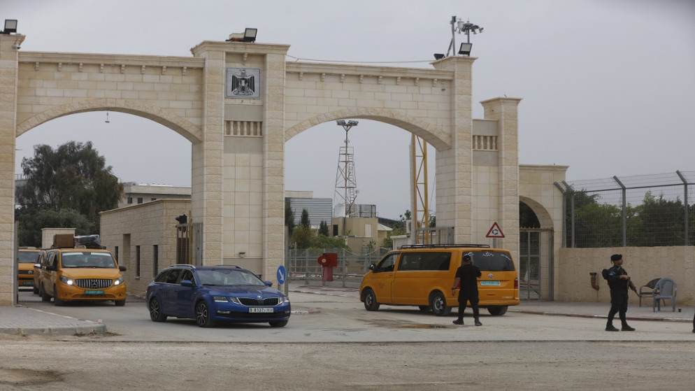 شكاوى من مسافرين فلسطينيين حول إجراءات وإرباك في خدمة «VIP» على المعبر  