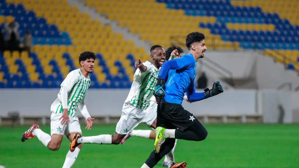 على طريقة "قاهر ريال مدريد" ..  حارس النجمة يصعق النصر بهدف قاتل في دوري جوي