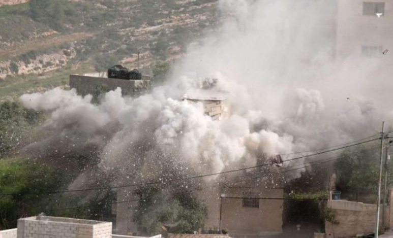 الاحتلال يفجر منزل أسير فلسطيني من الخليل