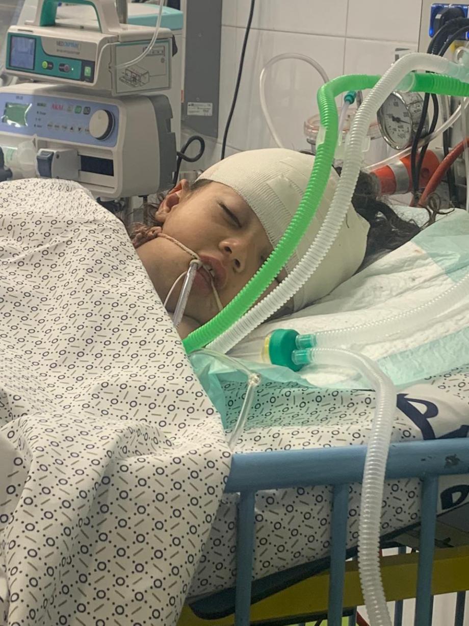 الطفلة ميرا تعاني أوضاعا نفسية سيئة في صراعها مع الشلل وفقدان النطق  
