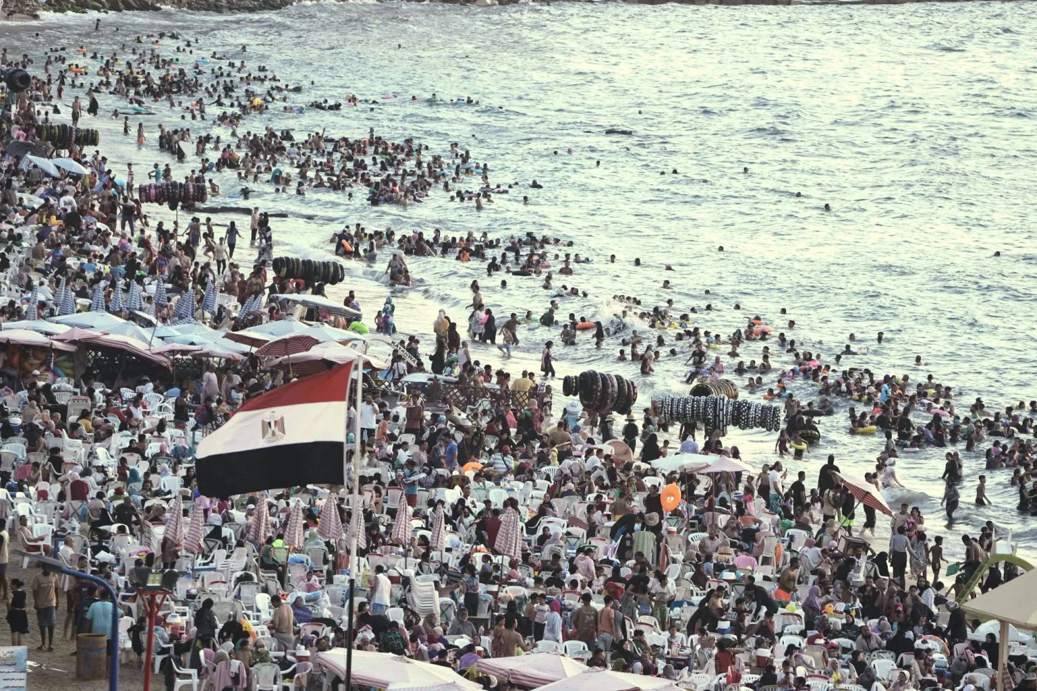 مصر: غرق 6 طلاب وإصابة 24 آخرين بأحد شواطئ الإسكندرية