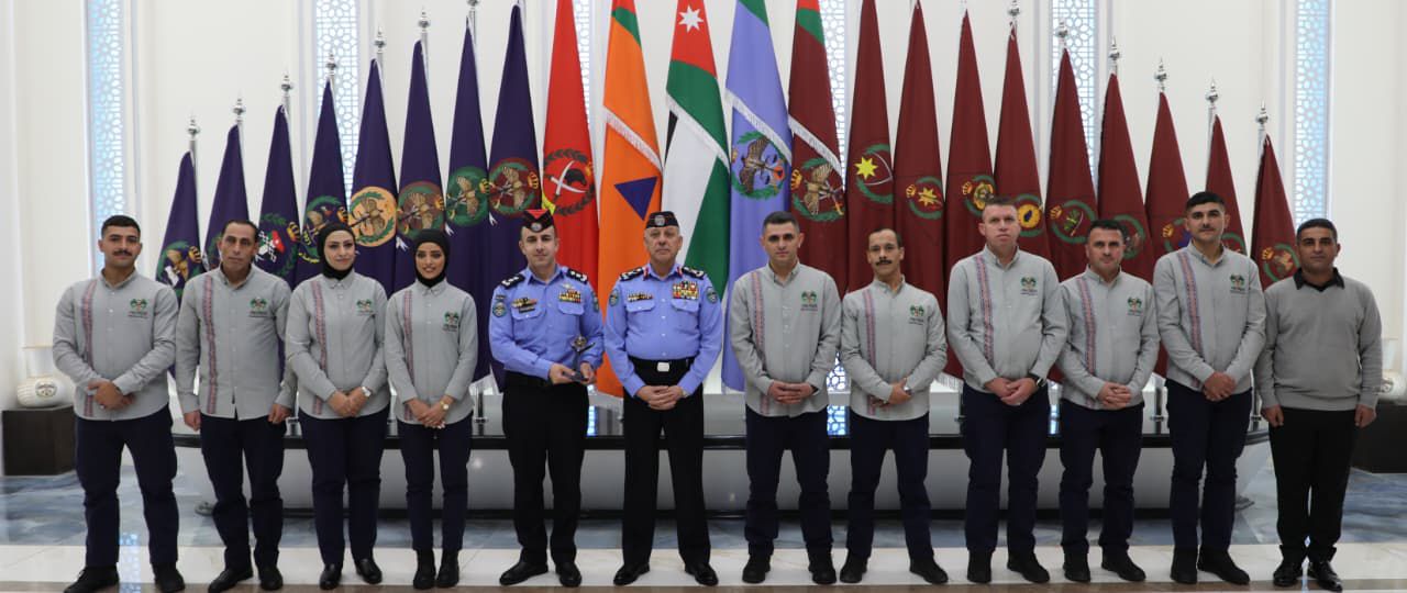 مدير الأمن العام يلتقي فريق "صُنع بعزيمة" من إدارة مراكز الإصلاح والتأهيل 