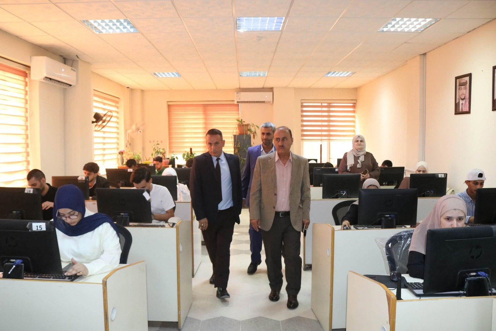 عميد كلية عمّان الجامعية يتفقد سير امتحانات المستوى للطلبة المستجدين 