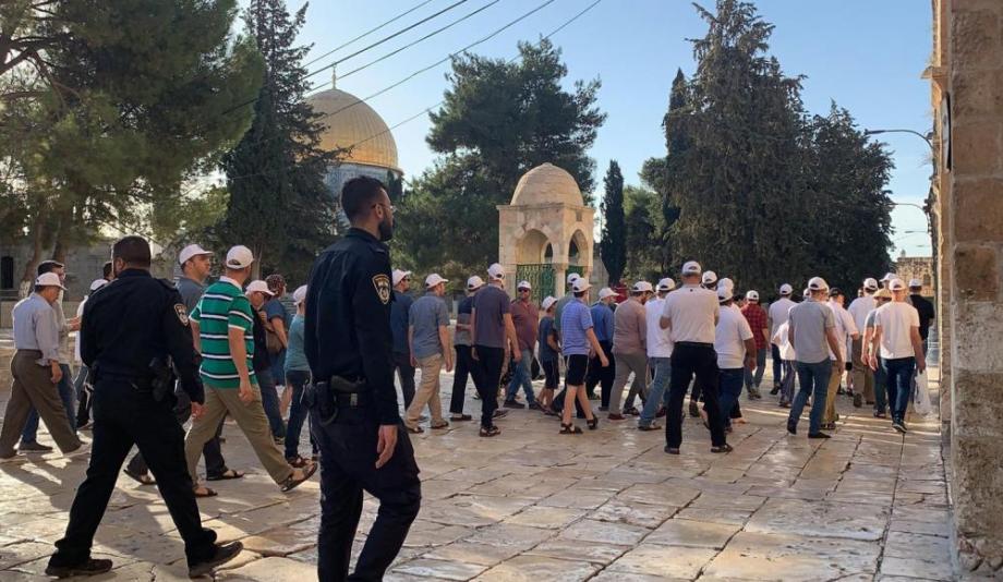 مستوطنون يقتحمون المسجد الأقصى ويؤدون طقوسًا تلموديّة  