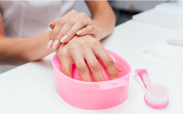 حلول عاجلة لتشققات الجلد حول الأظافر ..  سر اليدين الناعمتين في دقائق