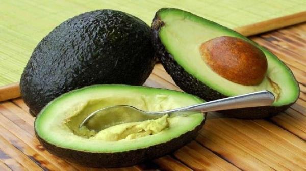 تناول حبة أفوكادو يومياً  ..  كيف يؤثر على نومك ومستوى الكولسترول لديك؟