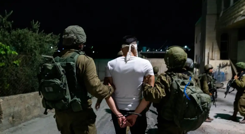 الاحتلال يعتقل 25 فلسطينيا بالضفة الغربية